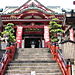 temple dans une rue commerçante