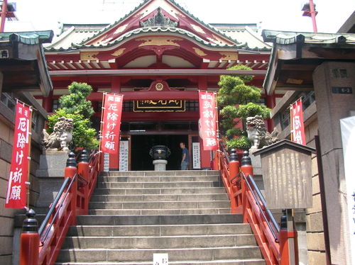 temple dans une rue commerçante