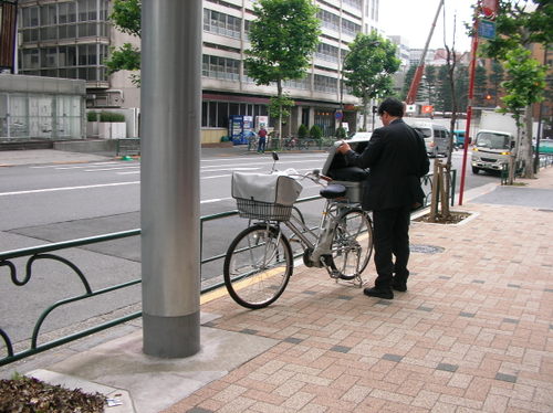 Homme d'affaires arrivant au bureau