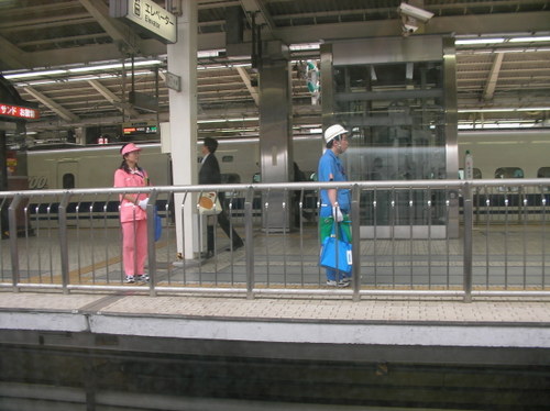 Prêts à nettoyer le train à son arrivée !!!