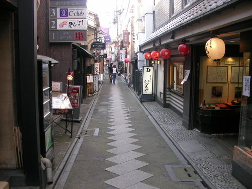Rue du quartier des plaisirs de Kyoto